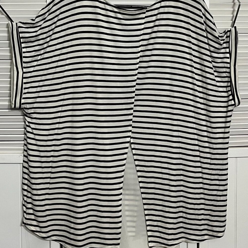 High-Lo Black and White Striped with a split bottom back, 2X , APT. 9 - Picture 5 of 5
